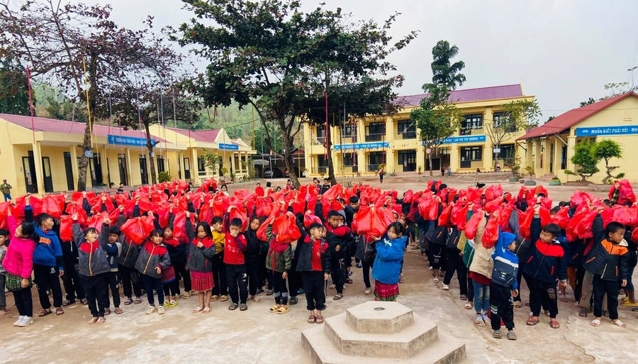 Học sinh nhận quà Tết... Học sinh nhận quà Tết...