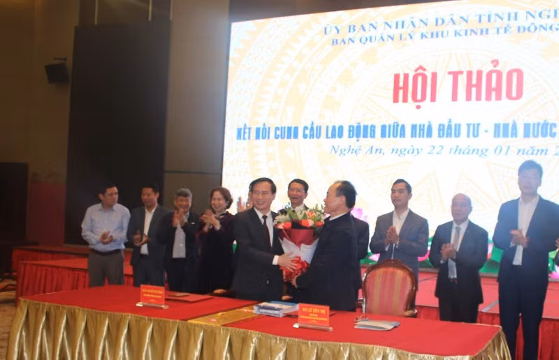 Các đại biểu chụp ảnh lưu niệm