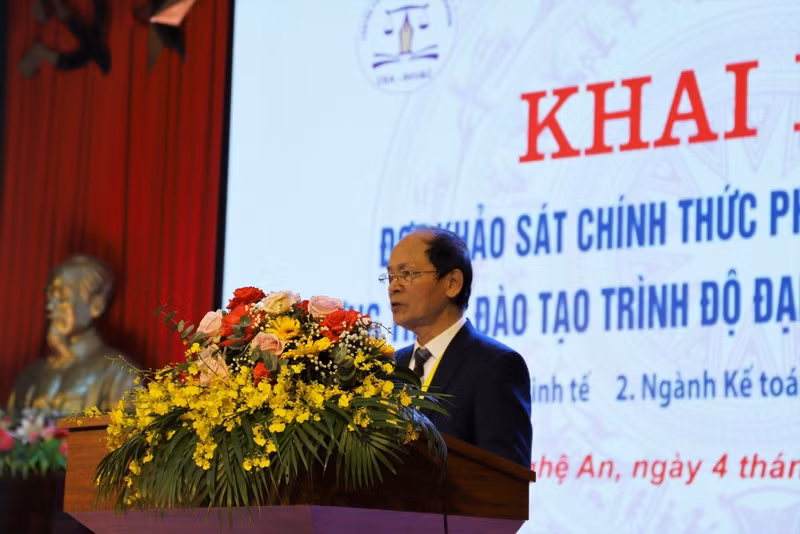 ThS. Đinh Tuấn Dũng - Trưởng phòng Đánh giá chất lượng, Trung tâm KĐCLGD, Hiệp hội các trường ĐHCĐVN, Thư ký đoàn công bố Quyết định thành lập đoàn đánh giá ngoài