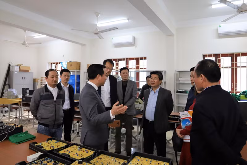 Đoàn công tác tham quan tại các phòng thí nghiệm kỹ thuật và công nghệ