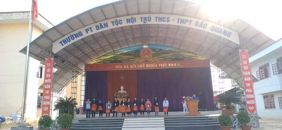 Trao thưởng cho các em học sinh đạt kết quả cao