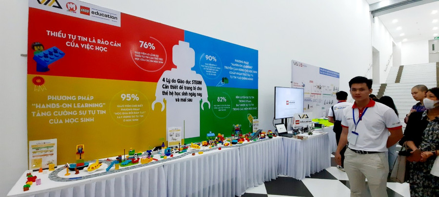 Khu trưng bày và triển lãm mô hình học trải nghiệm TEAM Robot Lego tại Trường ĐH Phenikaa.