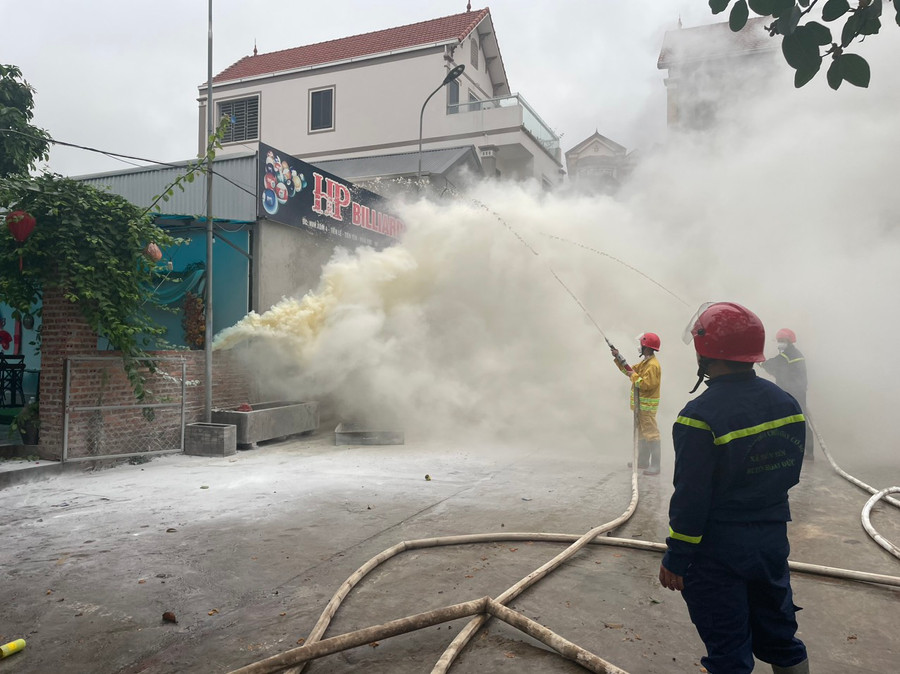 Lực lượng chữa cháy dân phòng nhanh chóng triển khai lực lượng phương tiện khi có sự cố cháy nổ trên địa bàn.
