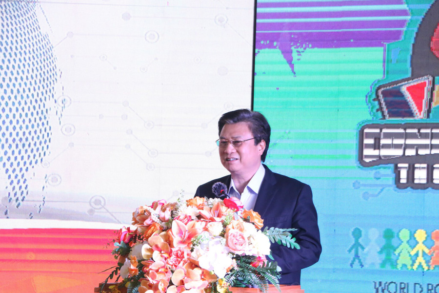 Thứ trưởng Bộ GD&amp;ĐT Nguyễn Hữu Độ phát biểu tại buổi lễ.