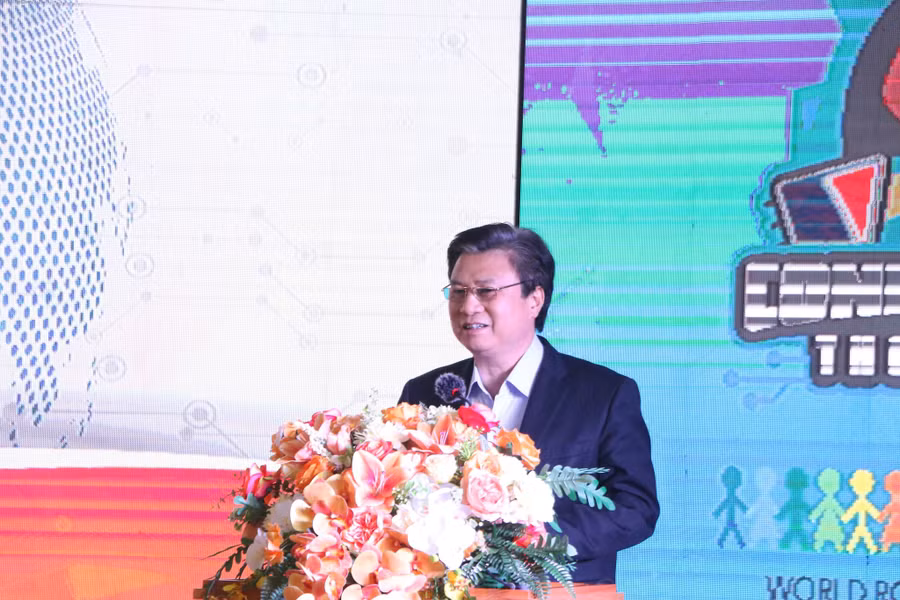 Thứ trưởng Bộ GD&amp;ĐT Nguyễn Hữu Độ phát biểu tại buổi lễ.