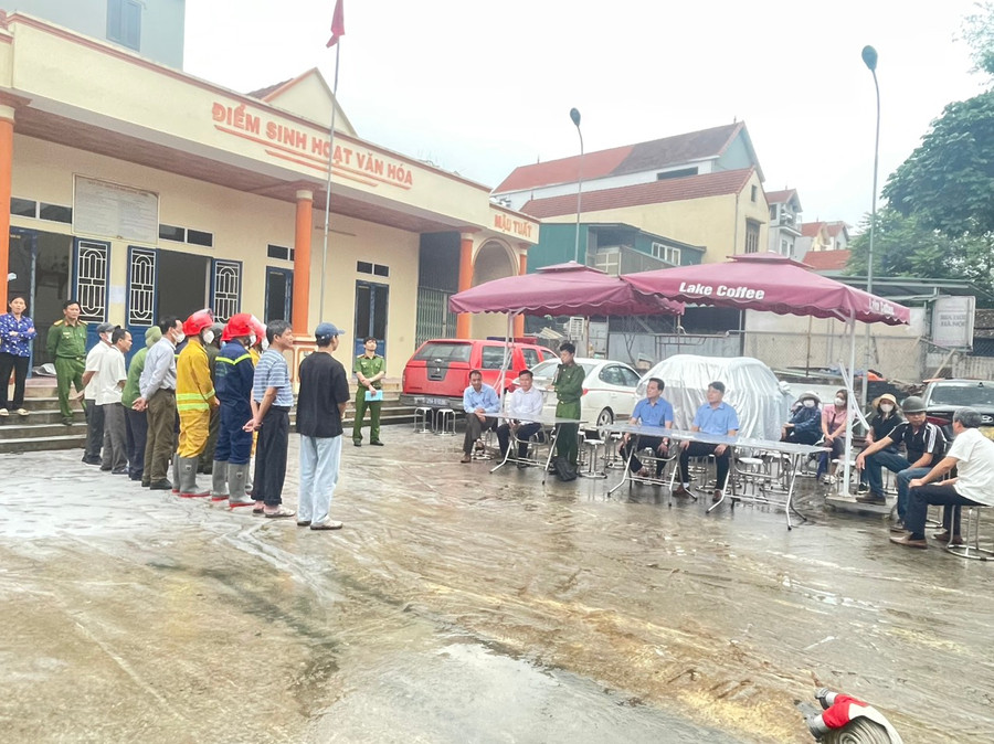 Lãnh đạo huyện nhận xét rút kinh nghiệm sau khi xử lý tình huống cháy nổ tại hộ gia đình kinh doanh.