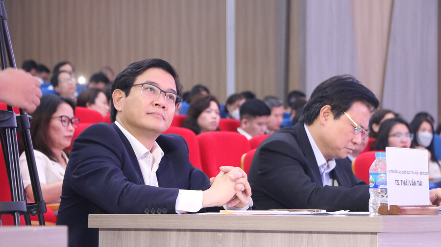 TS Thái Văn Tài - Vụ trưởng Vụ Giáo dục Tiểu học cùng lãnh đạo Bộ GD&amp;ĐT tham dự chương trình.