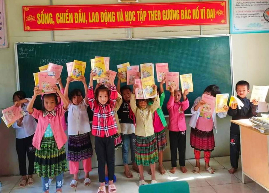 Những bộ sách giáo khoa được cô Thủy gửi tặng học trò nghèo vùng cao.
