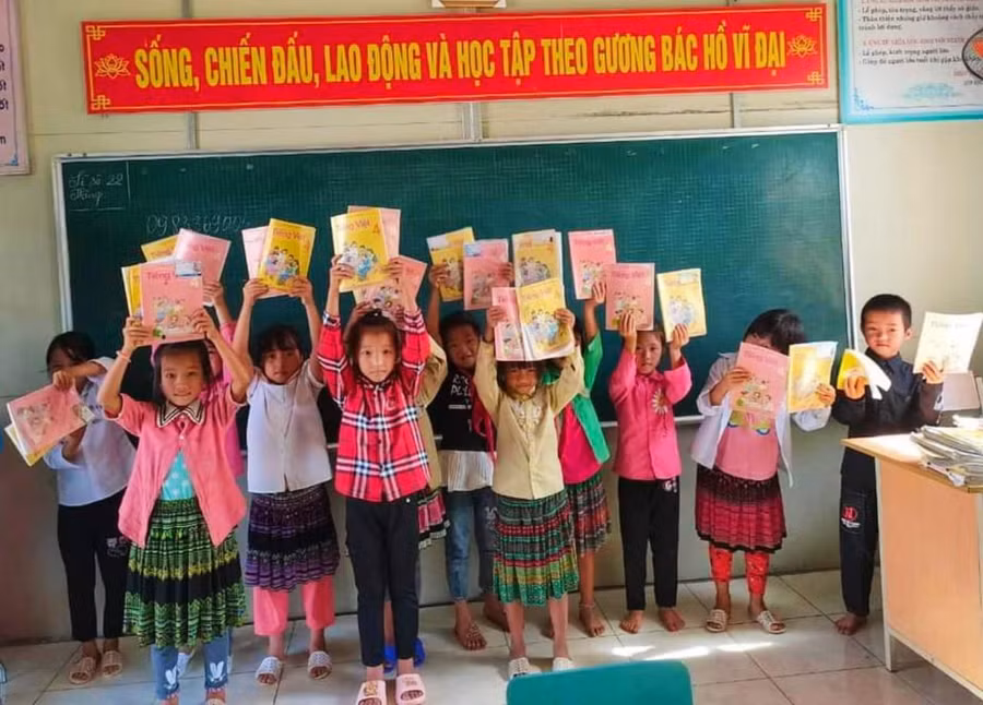 Những bộ sách giáo khoa được cô Thủy gửi tặng học trò nghèo vùng cao.