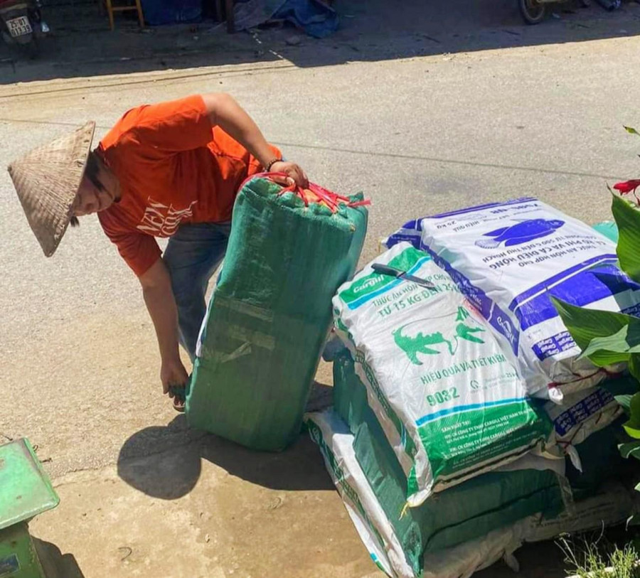 Cô Thủy với những bao tải đựng sách dưới xuôi gửi lên.