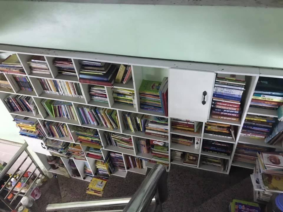 Tủ sách bên cầu thang nhà cô Thủy.