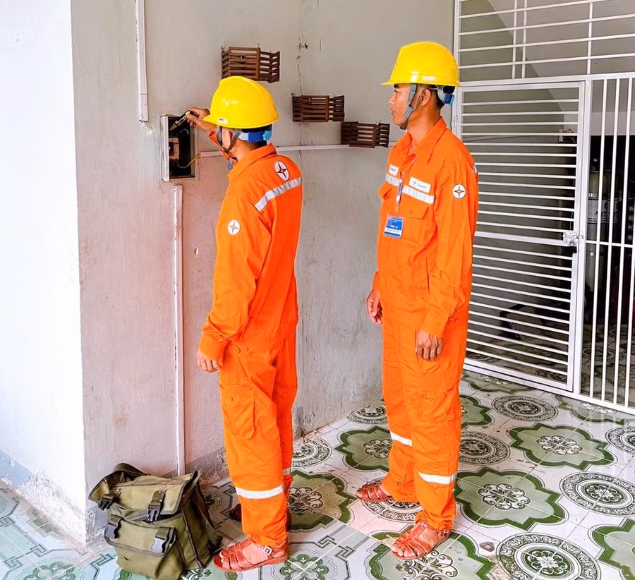 Công nhân Điện lực Tân Uyên kiểm tra hệ thống điện tại trường học.