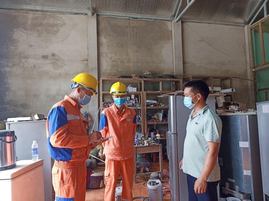 Cán bộ Điện lực Sìn Hồ tuyên truyền sử dụng điện tiết kiệm, an toàn đến các hộ dân.