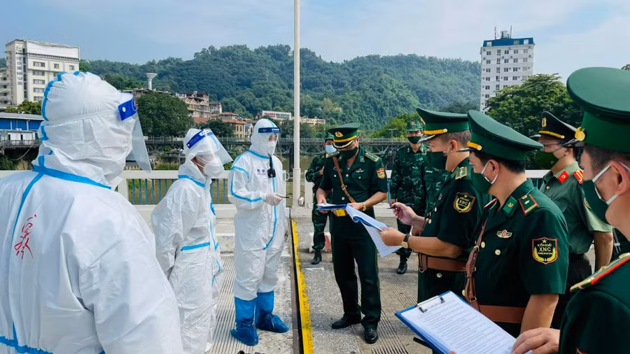 Lực lượng chức năng làm thủ tục tiếp nhận đối tượng bị truy nã do Công an Trung Quốc bàn giao