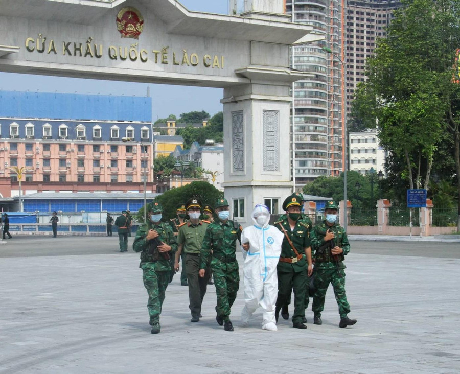 Đối tượng Vũ Công Hải (áo trắng) bị truy nã về tội danh đánh bạc được lực lượng chức năng tỉnh Lào Cai tiếp nhận. Đối tượng Vũ Công Hải (áo trắng) bị truy nã về tội danh đánh bạc được lực lượng chức năng tỉnh Lào Cai tiếp nhận.