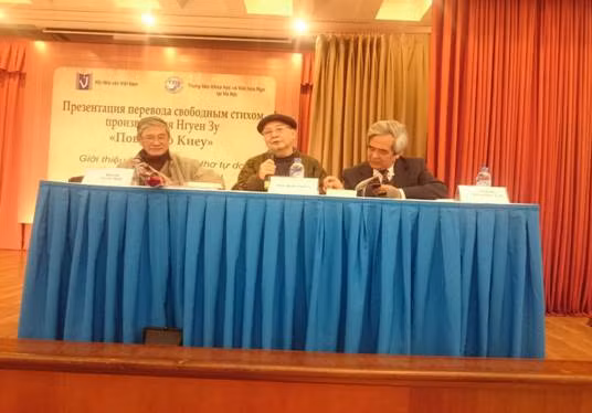 Dịch giả Vũ Thế Khôi (bên trái), PGS Phạm Vĩnh Cư (giữa), dịch giả Hoàng Thúy Toàn (bên phải)
