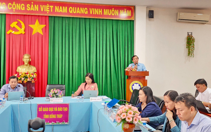 Đồng Tháp triển khai lựa chọn sách giáo khoa cấp Tiểu học năm 2024. Ảnh: Ngọc Dung.