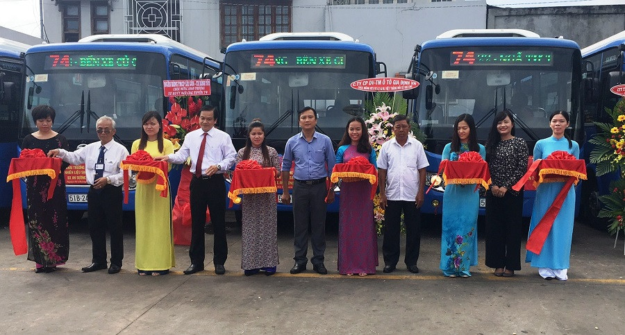 Lễ cắt băng khánh thành đưa vào sử dụng hàng chục xe buýt nhiên liệu sạch trên địa bàn TP.HCM