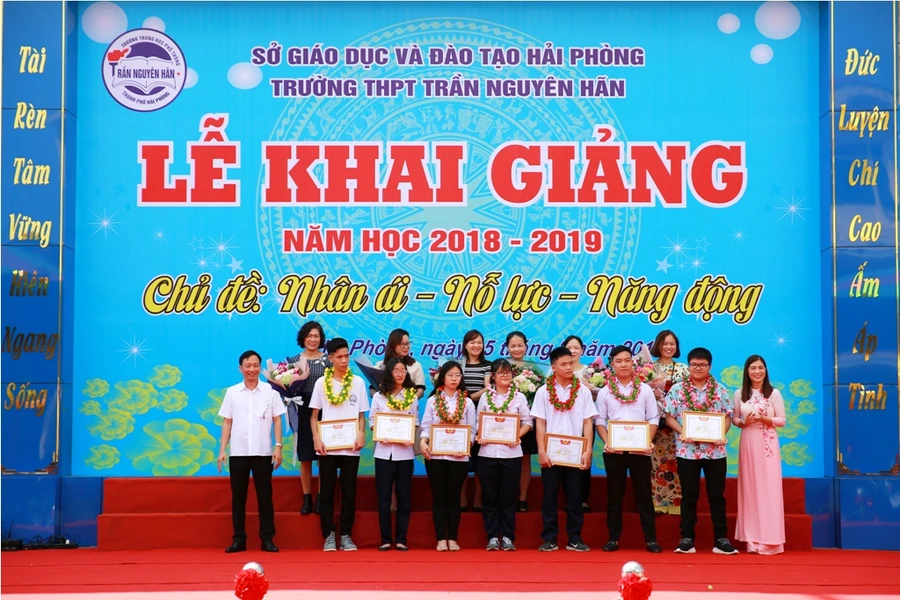 Tuyên dương các học sinh xuất sắc tại Lễ khai giảng