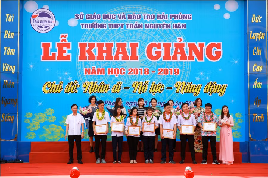 Tuyên dương các học sinh xuất sắc tại Lễ khai giảng