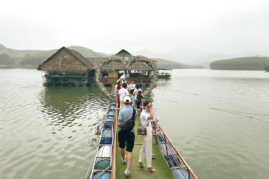 Du khách đến khu du lịch sinh thái Hòn Mát (huyện Nghĩa Đàn)