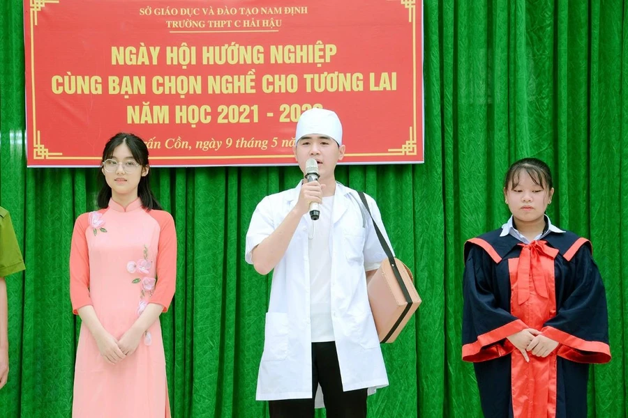 Học sinh Trường THPT C Hải Hậu trong hoạt động ngoại khóa về chủ đề hướng nghiệp năm học 2021-2022.