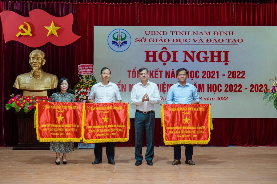 Phó Chủ tịch UBND tỉnh Trần Lê Đoài (thứ 2 từ phải sang) trao tặng cờ đơn vị dẫn đầu phong trào thi đua cho các tập thể có thành tích xuất sắc trong năm học vừa qua. Phó Chủ tịch UBND tỉnh Trần Lê Đoài (thứ 2 từ phải sang) trao tặng cờ đơn vị dẫn đầu phong trào thi đua cho các tập thể có thành tích xuất sắc trong năm học vừa qua.