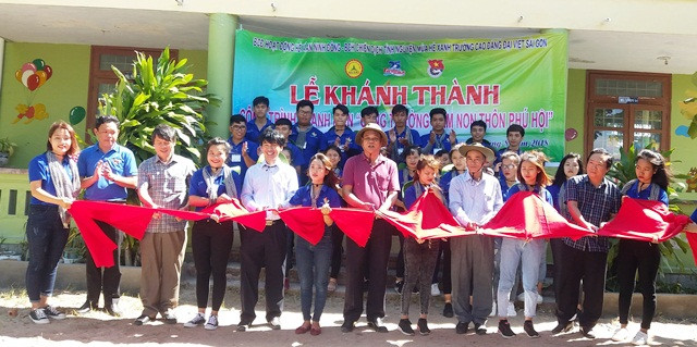 Các đại biểu cùng Bí thư tỉnh Ủy tỉnh Phú Yên cắt băng khánh thành công trình Các đại biểu cùng Bí thư tỉnh Ủy tỉnh Phú Yên cắt băng khánh thành công trình