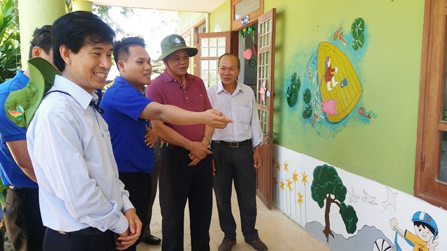 Bí thư tỉnh Ủy tỉnh Phú Yên Huỳnh Tấn Việt (thứ 2 từ phải qua) cùng TS Lê Lâm (bìa trái)- Hiệu trưởng Trường Cao đẳng Đại Việt Sài Gòn kiểm tra các công trình sinh viên tình nguyện đã thực hiện Bí thư tỉnh Ủy tỉnh Phú Yên Huỳnh Tấn Việt (thứ 2 từ phải qua) cùng TS Lê Lâm (bìa trái)- Hiệu trưởng Trường Cao đẳng Đại Việt Sài Gòn kiểm tra các công trình sinh viên tình nguyện đã thực hiện