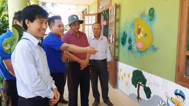 Bí thư tỉnh Ủy tỉnh Phú Yên Huỳnh Tấn Việt (thứ 2 từ phải qua) cùng TS Lê Lâm (bìa trái)- Hiệu trưởng Trường Cao đẳng Đại Việt Sài Gòn kiểm tra các công trình sinh viên tình nguyện đã thực hiện