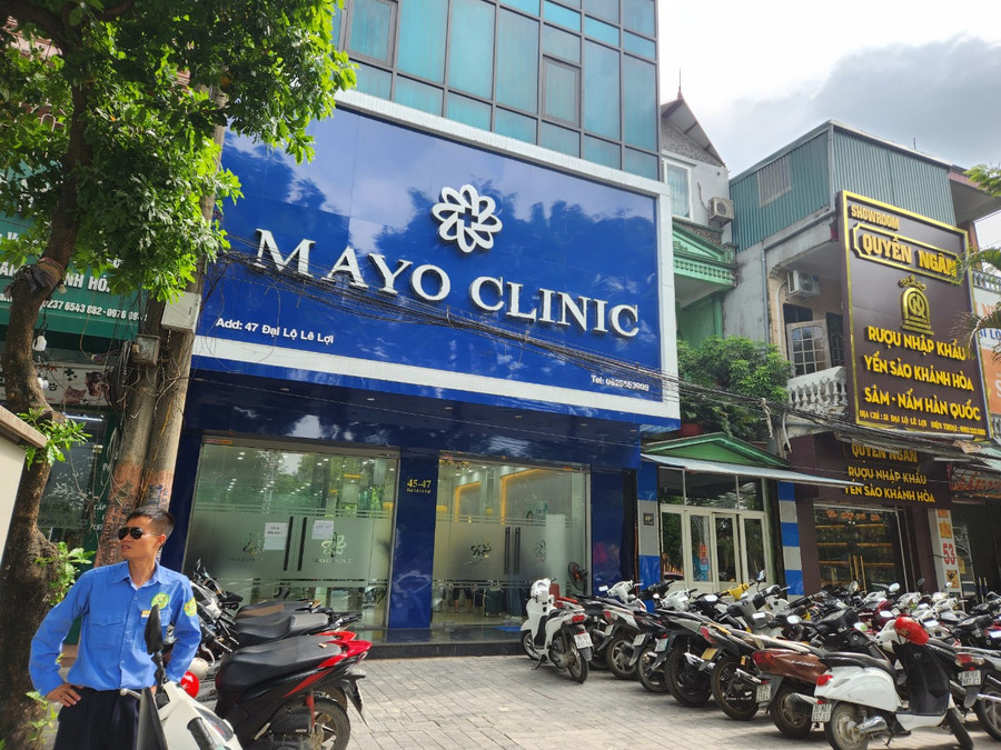 Một cơ sở thẩm mỹ nằm ngay trung tâm thành phố, hoạt động nhiều dịch vụ chưa đủ điều kiện thế nhưng vẫn qua mặt được cơ quan chức năng trong thời gian dài. (Ảnh: BM) Một cơ sở thẩm mỹ nằm ngay trung tâm thành phố, hoạt động nhiều dịch vụ chưa đủ điều kiện thế nhưng vẫn qua mặt được cơ quan chức năng trong thời gian dài. (Ảnh: BM)