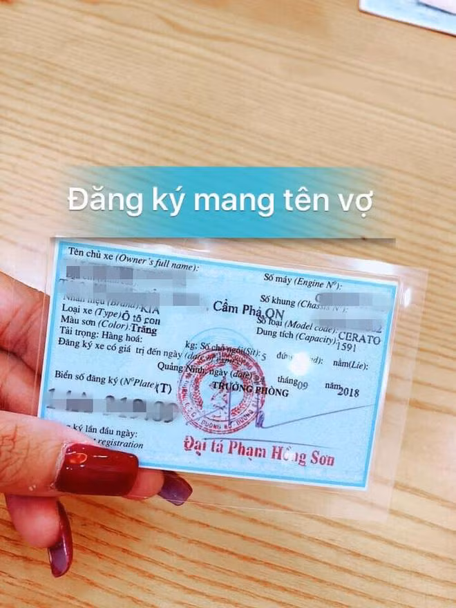 chong cho bo di choi 8/3 bang o to roi khoe anh, vo 'chot' cau khien dan mang ha he - 3