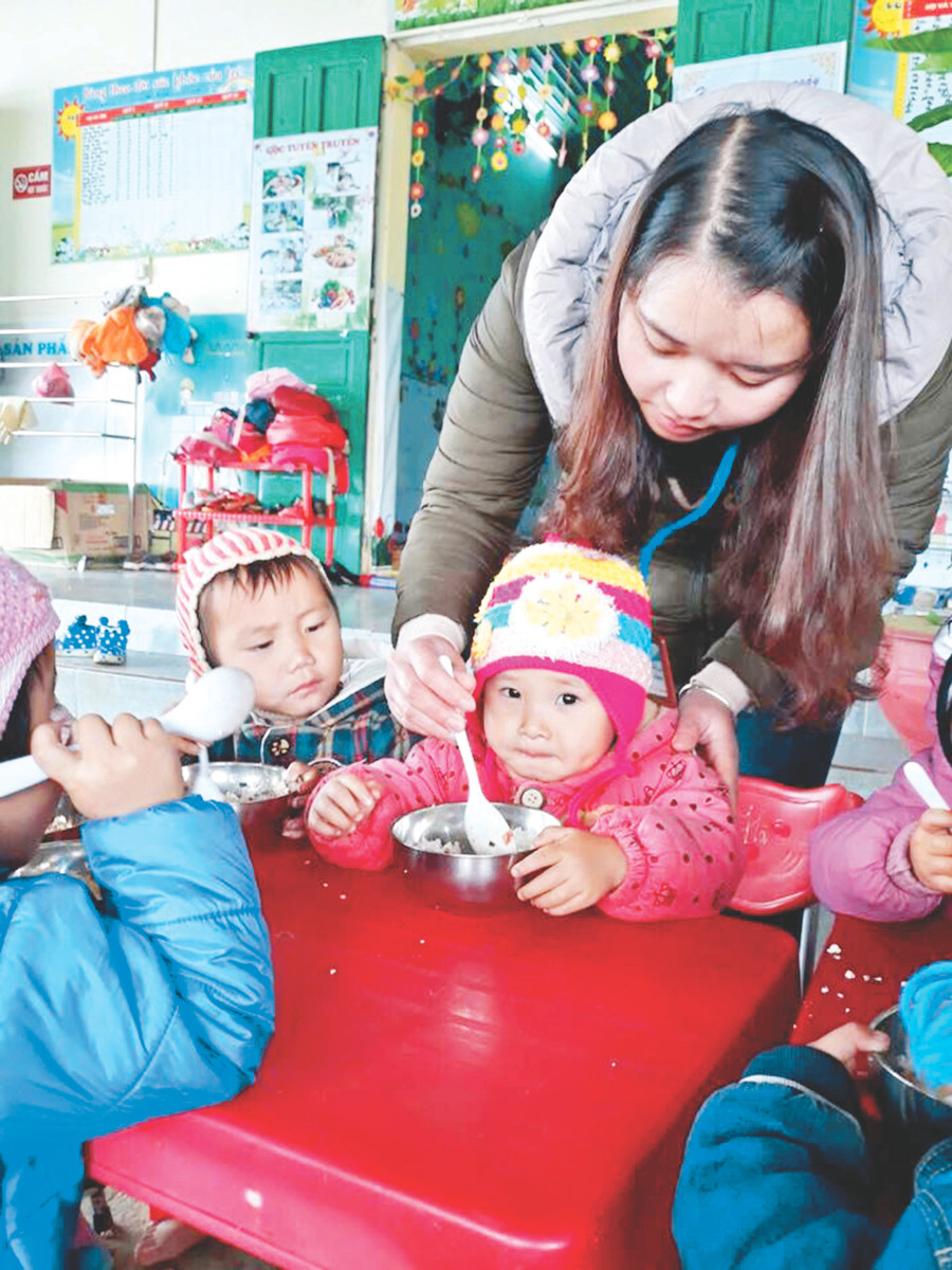 Cô giáo Lệnh Bích Xuân chăm sóc học sinh Trường MN Nghĩa Thuận Cô giáo Lệnh Bích Xuân chăm sóc học sinh Trường MN Nghĩa Thuận