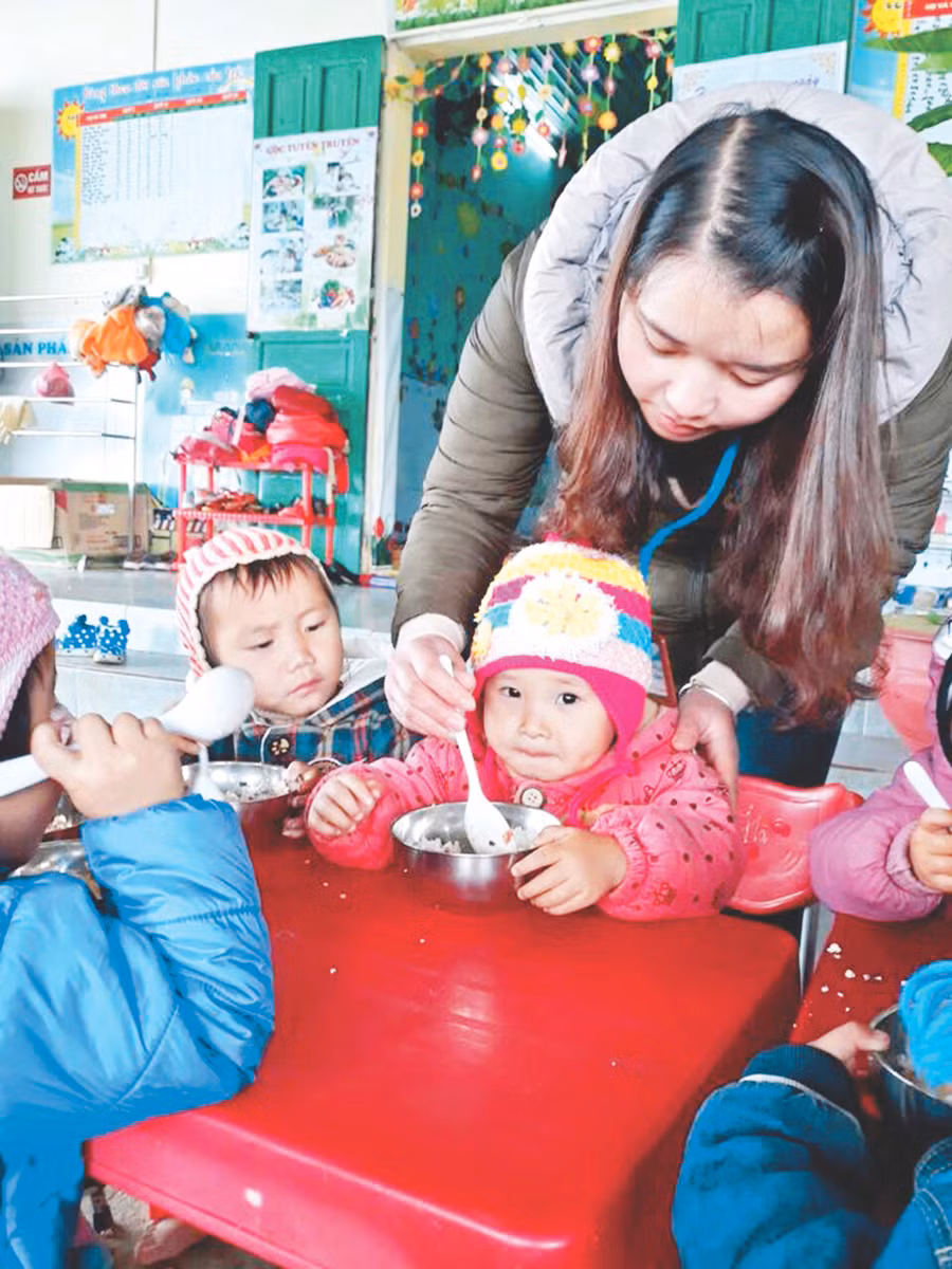 Cô giáo Lệnh Bích Xuân chăm sóc học sinh Trường MN Nghĩa Thuận