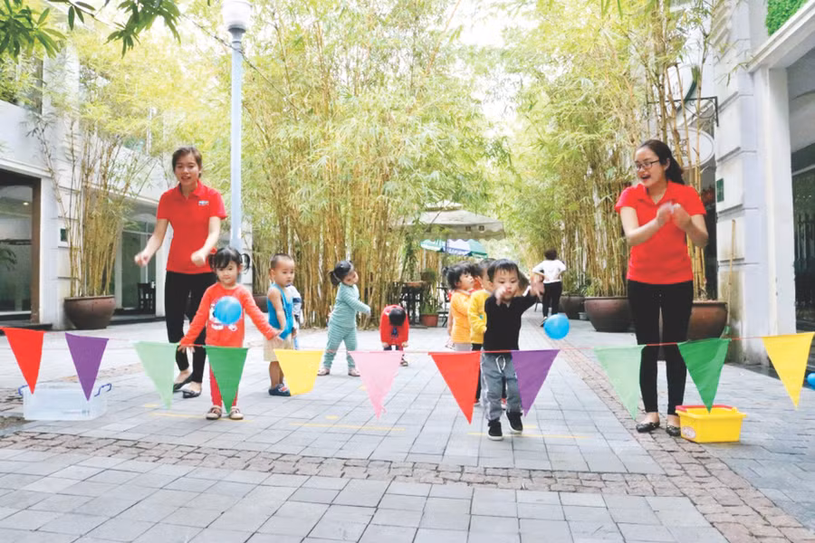 Cô Bích Thủy (bên trái) cùng học sinh trong hoạt động trải nghiệm ngoài trời (Ảnh nhân vật cung cấp)