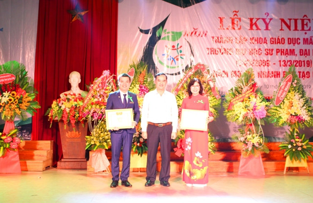 Tặng bằng khen của Giám đốc ĐH Huế cho 2 cá nhân có nhiều đóng góp cho sự phát triển của khoa giai đoạn 2009 - 2019 Tặng bằng khen của Giám đốc ĐH Huế cho 2 cá nhân có nhiều đóng góp cho sự phát triển của khoa giai đoạn 2009 - 2019