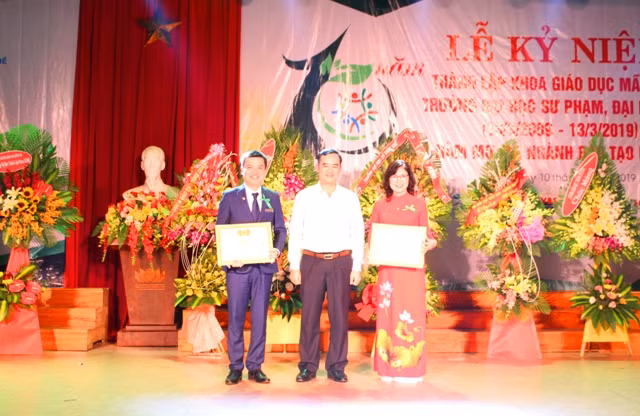 Tặng bằng khen của Giám đốc ĐH Huế cho 2 cá nhân có nhiều đóng góp cho sự phát triển của khoa giai đoạn 2009 - 2019