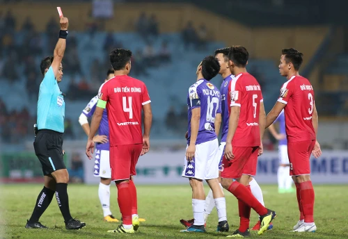 Ba trọng tài mắc sai sót ở V-League dừng làm nhiệm vụ 