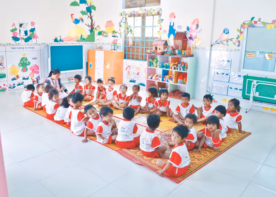 Với chính sách cho “cô nuôi” tại các trường mầm non, trẻ sẽ được chăm sóc tốt và toàn diện hơn. Ảnh: Vĩnh Quý