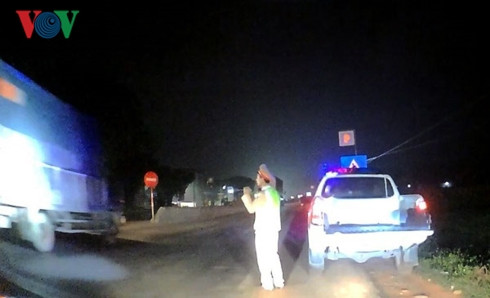 nghệ an: chong mắt đếm xe lợn qua địa bàn ngày chống dịch hình 1 nghe an: chong mat dem xe lon qua dia ban ngay chong dich hinh 1