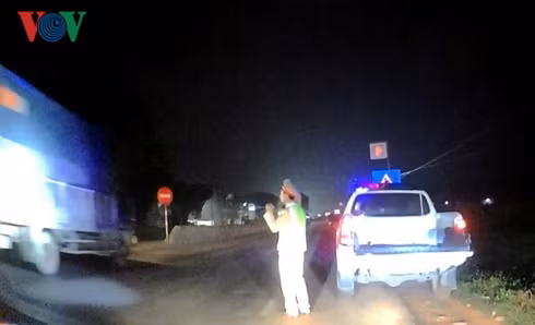 nghệ an: chong mắt đếm xe lợn qua địa bàn ngày chống dịch hình 1 nghe an: chong mat dem xe lon qua dia ban ngay chong dich hinh 1