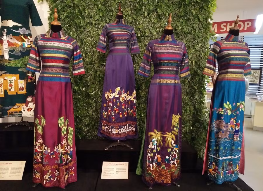 Bộ sưu tập áo dài "Tranh dân gian Đông Hồ" của nhà thiết kế, nghệ nhân áo dài Lan Hương. Ảnh: Bình Thanh