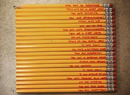 Tan chảy lời mẹ viết cho con trên mỗi cây bút chì