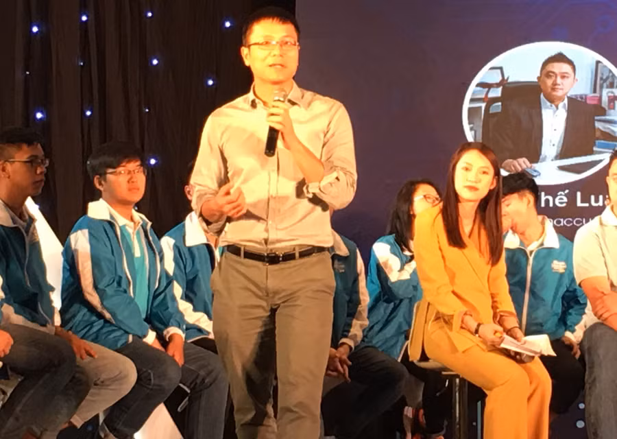 Ông Nguyễn Mạnh Hào - Giám đốc Trung tâm Ames Englich chia sẻ kinh nghiệm sử dụng tiếng Anh thành thạo