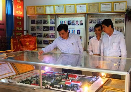 Thứ trưởng thăm phòng truyền thống của trường THPT DTNT N’ Trang Lơng