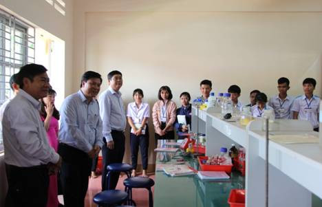 Thứ trưởng thăm giờ thực hành thí nghiệm của học sinh trường THPT DTNT N’ Trang Lơng