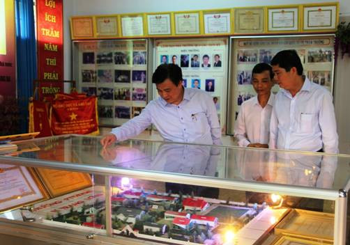 Thứ trưởng thăm phòng truyền thống của trường THPT DTNT N’ Trang Lơng
