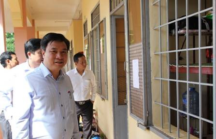 Thứ trưởng thăm khu nội trú của học sinh trường THPT DTNT N’ Trang Lơng