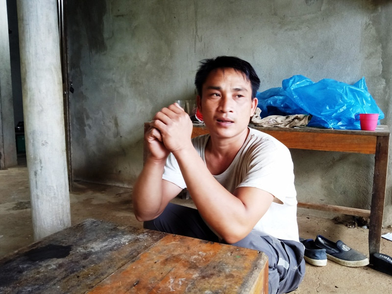 Anh Quách Văn Hùng - một thành viên trong cụm dân cư số 2 của Làng cố bám trụ lại đây sinh sống. Theo anh Hùng cho hay, cả khu dân cư anh ở có 13 căn nhà, nhưng đến nay chỉ còn anh và 1 người hàng xóm bám trụ.. Anh Quách Văn Hùng - một thành viên trong cụm dân cư số 2 của Làng cố bám trụ lại đây sinh sống. Theo anh Hùng cho hay, cả khu dân cư anh ở có 13 căn nhà, nhưng đến nay chỉ còn anh và 1 người hàng xóm bám trụ..