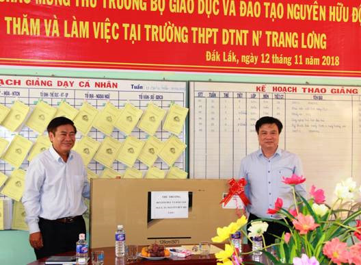 Thứ trưởng tặng quà cho cán bộ, giáo viên và học sinh trường THPT DTNT N’ Trang Lơng.